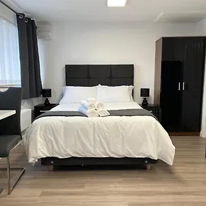 Man - Stereoshower Freeparking 5min-metro Apartment