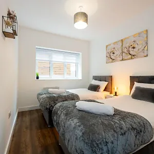 Vibrant 2br In Chorlton, Free Parking Apartment